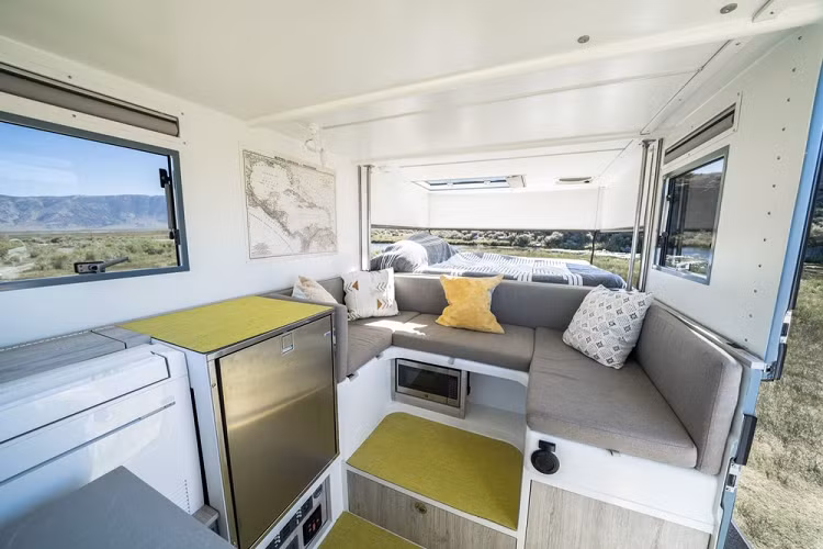 Khi chế tạo chiếc overlander có một không hai này, Scott đã nghĩ đến một điều rất cụ thể: anh ấy biết mình cần nó để có thể đi xa khỏi mạng lưới điện trong ít nhất vài tuần, anh ấy muốn nó thoải mái như một EarthRoamer nhưng phải nhỏ hơn vì cảm thấy EarthRoamer hơi thiếu thực dụng do kích thước của chúng, và anh muốn nó có thể phù hợp làm chỗ ở cho vợ và hai chú chó lớn của họ.