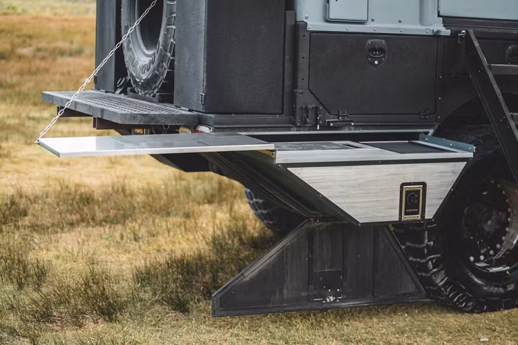 Hơn nữa bên trong còn có một góc bàn ăn nhỏ mà cũng có thể chuyển đổi thành một chiếc giường cỡ trẻ em, với tất cả các thiết bị được cất gọn gàng dưới chỗ ngồi hoặc xếp chồng lên nhau. Đồng thời, Adrift còn có một vị trí đặc biệt dành cho những chú chó nằm nghỉ ngơi. Một chiếc bô cũng được giấu dưới chỗ ngồi, trong khi vòi nước từ bồn rửa thì có thể kéo dài và sử dụng để tắm rửa ở ngay bên trong – nhưng người dùng cần tháo tấm thảm sàn trước.