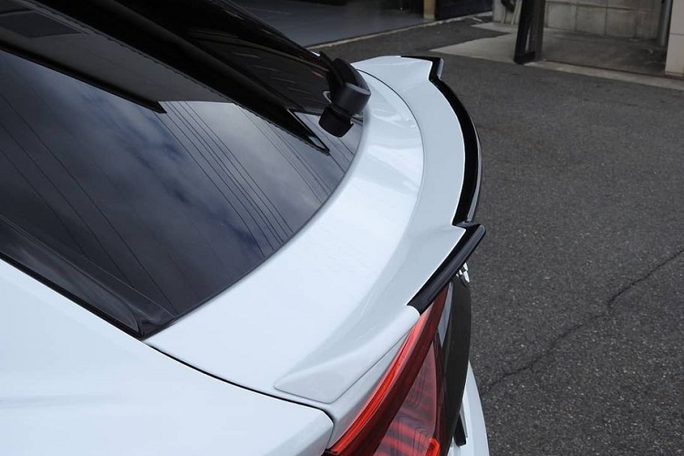 Tuy nhiên, điểm “hút hồn” trên bản độ Rowen Audi Q8 S-Line có lẽ đến từ mặt sau bắt mắt cùng bộ khuếch tán gió trùng màu ngoại thất và một cánh gió nhỏ với thiết kế sắc bén đặt trên cụm đèn hậu.