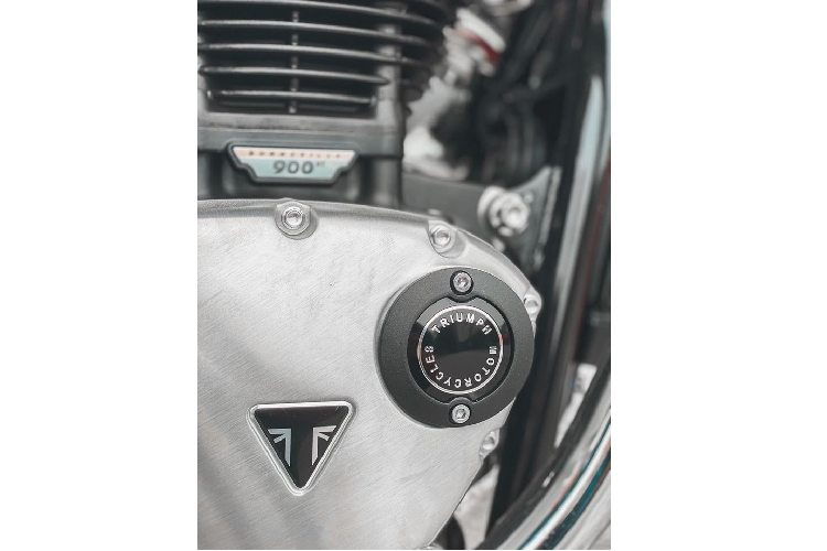 Những mẫu xe Bud Eskins lần này được đưa về Việt Nam có mặt trên cả T100 và T120 với sự khác biệt nằm ở khối động cơ có sức mạnh khác nhau cùng với một số trang bị khác biệt như huy hiệu và cặp ống xả Chrome.