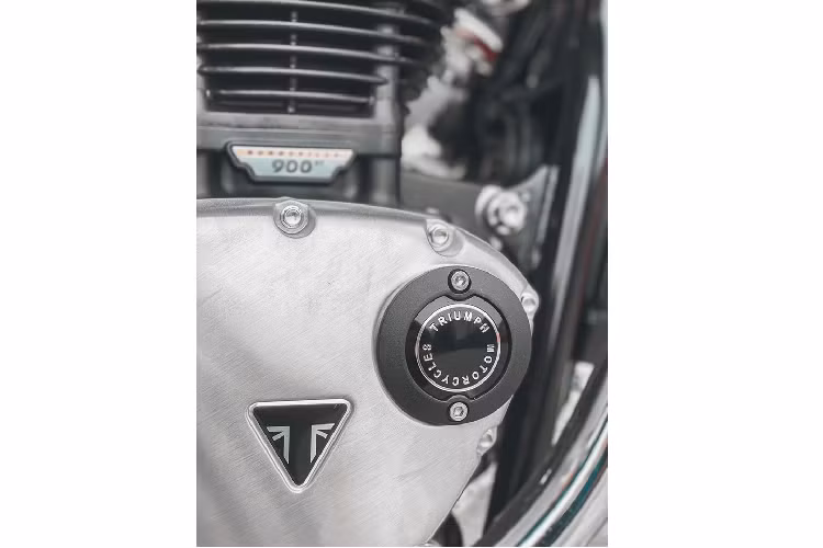 Những mẫu xe Bud Eskins lần này được đưa về Việt Nam có mặt trên cả T100 và T120 với sự khác biệt nằm ở khối động cơ có sức mạnh khác nhau cùng với một số trang bị khác biệt như huy hiệu và cặp ống xả Chrome.