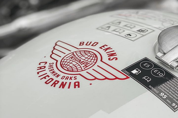 Trên những chiếc xe mới nhất được Triumph Việt Nam đưa về, Triumph Bud Eskins Edition mới không chỉ mang trên mình màu sơn đặc biệt được lấy cảm hứng từ vùng biển đầy nắng và gió của California mà còn sở hữu một số thay đổi khiến chiếc xe trở nên điệu đà và hấp dẫn hơn.