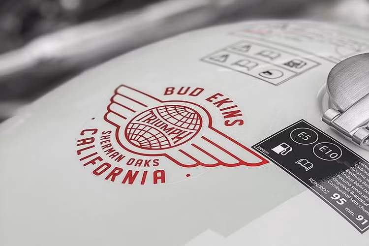 Trên những chiếc xe mới nhất được Triumph Việt Nam đưa về, Triumph Bud Eskins Edition mới không chỉ mang trên mình màu sơn đặc biệt được lấy cảm hứng từ vùng biển đầy nắng và gió của California mà còn sở hữu một số thay đổi khiến chiếc xe trở nên điệu đà và hấp dẫn hơn.