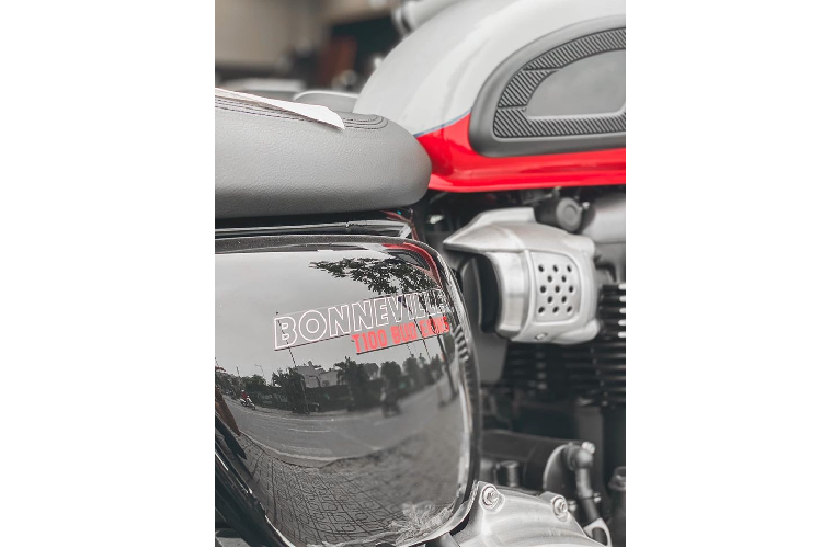 Triumph Bud Eskins được lấy cảm hứng từ vùng biển California. Hiện tại, giá xe Triumph Bonneville T100 và T120 phiên bản Bud Eskins đang có mặt tại showroom cùng mức bán ra được đặt ở mức lần lượt từ 419 đến 589 triệu đồng.