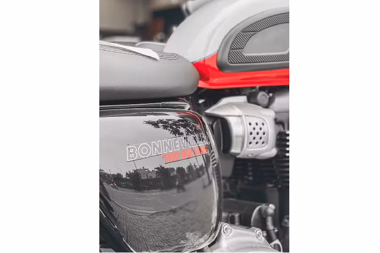 Triumph Bud Eskins được lấy cảm hứng từ vùng biển California. Hiện tại, giá xe Triumph Bonneville T100 và T120 phiên bản Bud Eskins đang có mặt tại showroom cùng mức bán ra được đặt ở mức lần lượt từ 419 đến 589 triệu đồng.