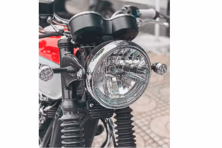 Đầu tiên, những chiếc T100 và T120 Bud Eskins đã sở hữu sẵn cặp gương gù độ chính hãng Triumph gọn gàng và đẹp mắt, tiếp đó là tay nắm Triumph với màu trắng hợp tông cùng bình xăng lớn. Cuối cùng, phiên bản Bud Eskins này còn sở hữu bộ đèn xi-nhan full LED được thửa từ các phiên bản đặc biệt ACE của Triumph.