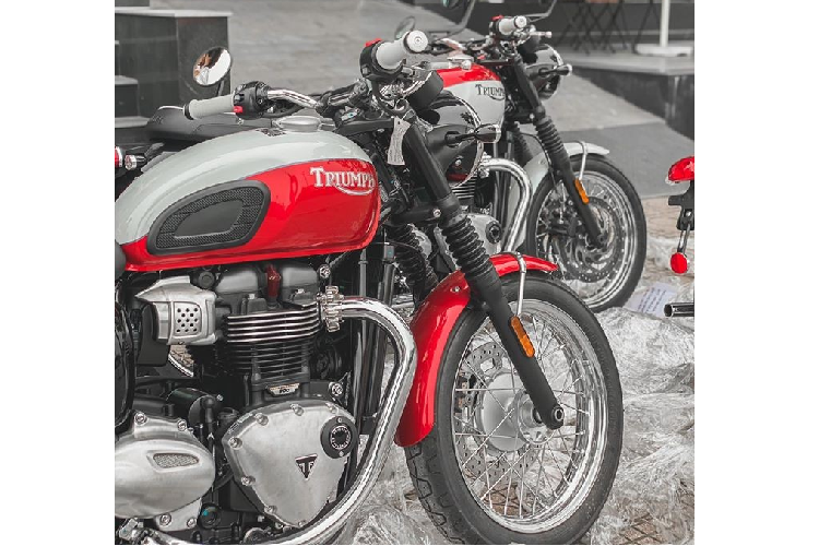 Được biết, Bud Eskins là một trong những tay đua motocross, đua sa mạc hàng đầu ở thế kỷ 19 đến từ đất Mỹ. Với phiên bản mang tên huyền thoại lừng danh này, Triumph đã tạo ra những mẫu xe mang bộ màu trắng đỏ nổi tiếng từ những năm 1960s khi lần đầu tiên được ra mắt nhằm tưởng nhớ và ghi công cho tay đua huyền thoại.