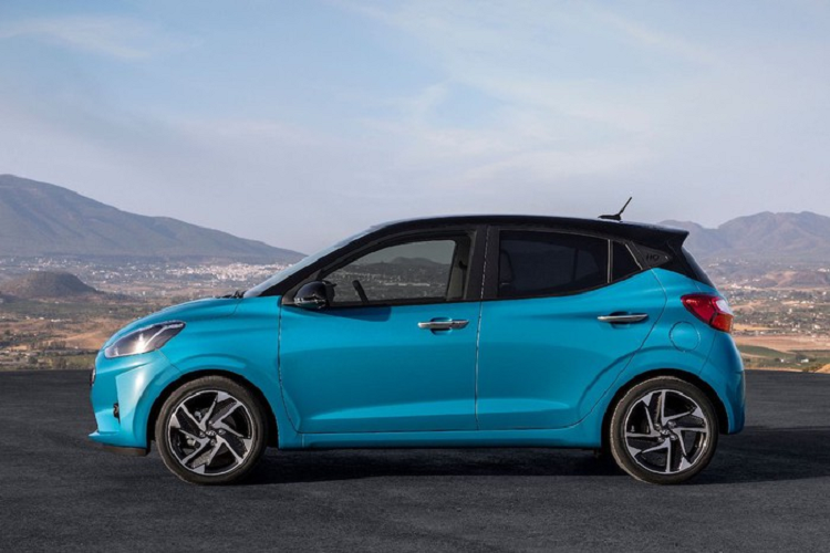 Hyundai i10 mới được thiết kế lại với lưới tản nhiệt khác biệt tích hợp đèn LED ban ngày. Bảng điều khiển và ốp cửa sử dụng thiết kế 3D dạng tổ ong.