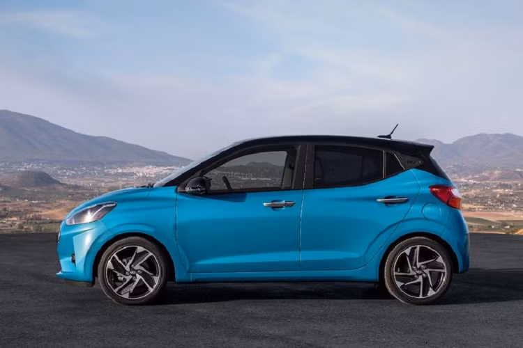 Hyundai i10 mới được thiết kế lại với lưới tản nhiệt khác biệt tích hợp đèn LED ban ngày. Bảng điều khiển và ốp cửa sử dụng thiết kế 3D dạng tổ ong.