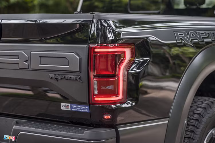 Tại Mỹ, giá xe Ford F-150 Raptor SuperCab có mức khởi điểm từ 54.000 USD. Nếu trang bị tất cả tùy chọn, chiếc bán tải có giá hơn 70.000 USD. Tại Việt Nam, F-150 Raptor SuperCab có giá khoảng 4 tỷ đồng.