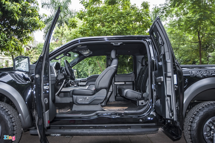 Do không gian hàng ghế thứ 2 bị thu hẹp, F-150 Raptor SuperCab được trang bị 2 cửa sau là kiểu mở ngược, giúp người ngồi sau ra/vào dễ dàng hơn. Kết cấu cửa sau nhỏ và được mở ngược của F-150 Raptor SuperCab giống với mẫu xe thể thao Mazda RX-8.