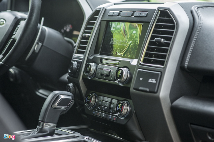 Hỗ trợ cho chiếc bán tải hạng nặng là gói Co-Pilot360 của Ford, gồm các công nghệ cảnh báo điểm mù, cảnh báo lệch làn và hỗ trợ giữ làn đường, hệ thống đèn chống chói, camera 360 độ… 