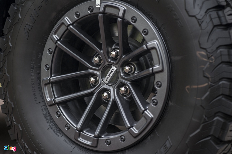 Ford F-150 Raptor SuperCab được trang bị bộ mâm 6 chấu kép kích thước 17 inch, bọc bên ngoài là bộ lốp địa hình 315/70R17. 