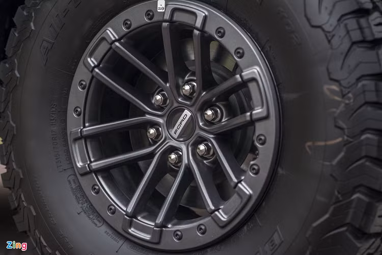 Ford F-150 Raptor SuperCab được trang bị bộ mâm 6 chấu kép kích thước 17 inch, bọc bên ngoài là bộ lốp địa hình 315/70R17. 
