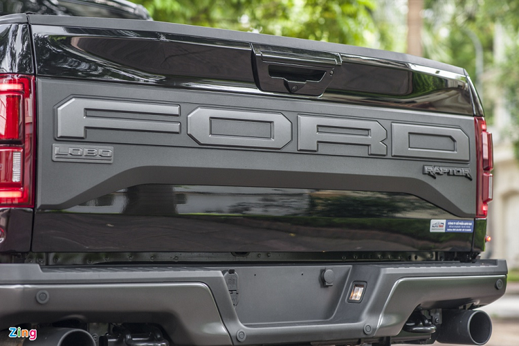 Do khoang ca-bin nhỏ hơn, kích thước tổng thể của F-150 Raptor SuperCab cũng bị ảnh hưởng. Mẫu xe này có kích thước dài x rộng x cao là 5.590 x 2.458 x 1.994 (mm), chiều dài cơ sở 3.410 mm. So với bản SuperCrew, F-150 Raptor SuperCab kém hơn 300 mm ở cả chiều dài tổng thể và trục cơ sở. 