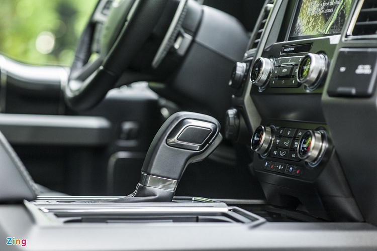 Khác với chiếc F-150 Raptor SuperCab đầu tiên về Việt Nam, chiếc bán tải này không có gói option carbon ở nội thất. Thay vào đó, xe sử dụng vật liệu nhựa và da cao cấp.