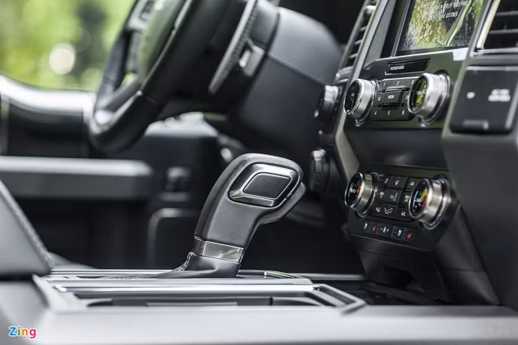 Khác với chiếc F-150 Raptor SuperCab đầu tiên về Việt Nam, chiếc bán tải này không có gói option carbon ở nội thất. Thay vào đó, xe sử dụng vật liệu nhựa và da cao cấp.