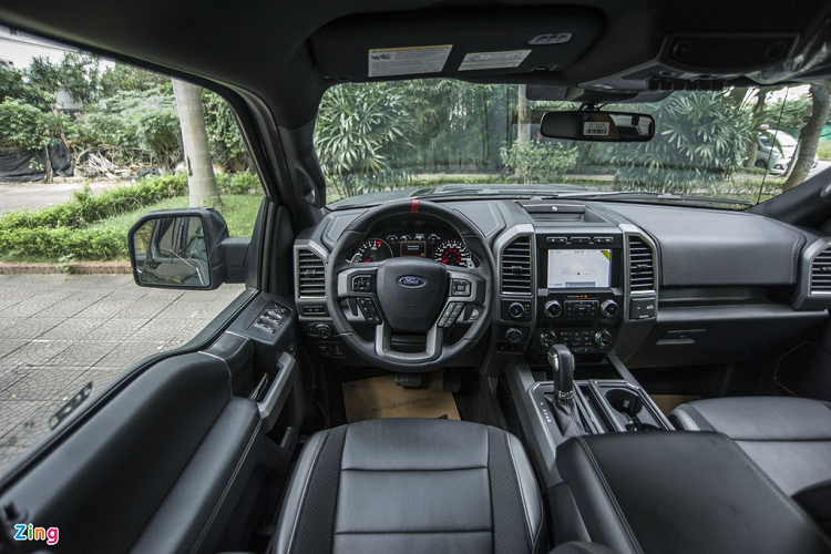 Ngoài không gian nhỏ hơn, chiếc Ford F-150 Raptor SuperCab tương đồng với bản SuperCrew về mặt trang bị. Xe được trang bị hệ thống thông tin giải trí SYNC 3, dàn âm thanh cao cấp 10 loa của Bang &amp; Olufsen, ghế chỉnh điện tích hợp sưởi ấm và làm mát, điều hòa 2 vùng... 