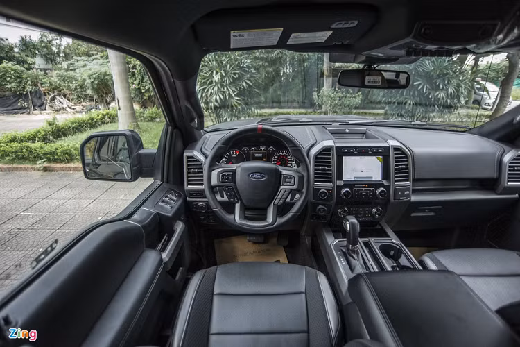 Ngoài không gian nhỏ hơn, chiếc Ford F-150 Raptor SuperCab tương đồng với bản SuperCrew về mặt trang bị. Xe được trang bị hệ thống thông tin giải trí SYNC 3, dàn âm thanh cao cấp 10 loa của Bang &amp; Olufsen, ghế chỉnh điện tích hợp sưởi ấm và làm mát, điều hòa 2 vùng... 
