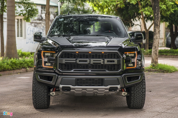 Tổng thể, F-150 Raptor SuperCab vẫn sở hữu kiểu dáng hầm hố, bệ vệ tương tự phiên bản SuperCrew. Ở phía trước là lưới tản nhiệt cỡ lớn, ở giữa là chữ Ford. Hệ thống đèn hoàn toàn bằng LED với đèn chiếu sáng chính là loại tự động và dải đèn daylight ôm trọn phần chóa đèn.