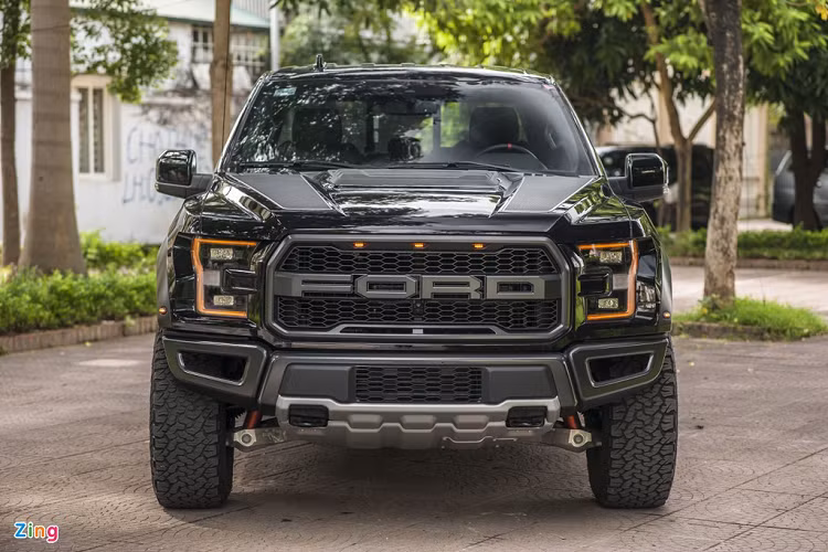 Tổng thể, F-150 Raptor SuperCab vẫn sở hữu kiểu dáng hầm hố, bệ vệ tương tự phiên bản SuperCrew. Ở phía trước là lưới tản nhiệt cỡ lớn, ở giữa là chữ Ford. Hệ thống đèn hoàn toàn bằng LED với đèn chiếu sáng chính là loại tự động và dải đèn daylight ôm trọn phần chóa đèn.