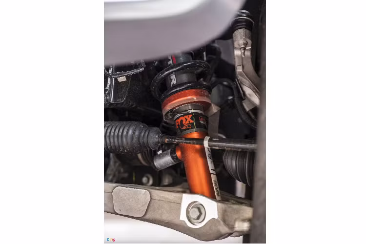 Chiếc bán tải này sở hữu hệ thống treo đến từ Fox Racing với công nghệ Live Valve mới. Đây là sản phẩm hợp tác giữa Ford Performance và thương hiệu Fox Racing.