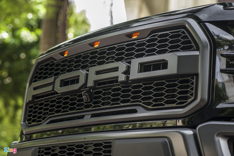 Cung cấp sức mạnh cho Ford F-150 Raptor SuperCab là động cơ tăng áp kép EcoBoost V6 3.5L, sản sinh công suất 450 mã lực và mô-men xoắn 691 Nm. Đi kèm với động cơ là hợp số tự động 10 cấp và hệ dẫn động 4 bánh.