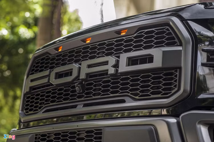 Cung cấp sức mạnh cho Ford F-150 Raptor SuperCab là động cơ tăng áp kép EcoBoost V6 3.5L, sản sinh công suất 450 mã lực và mô-men xoắn 691 Nm. Đi kèm với động cơ là hợp số tự động 10 cấp và hệ dẫn động 4 bánh.