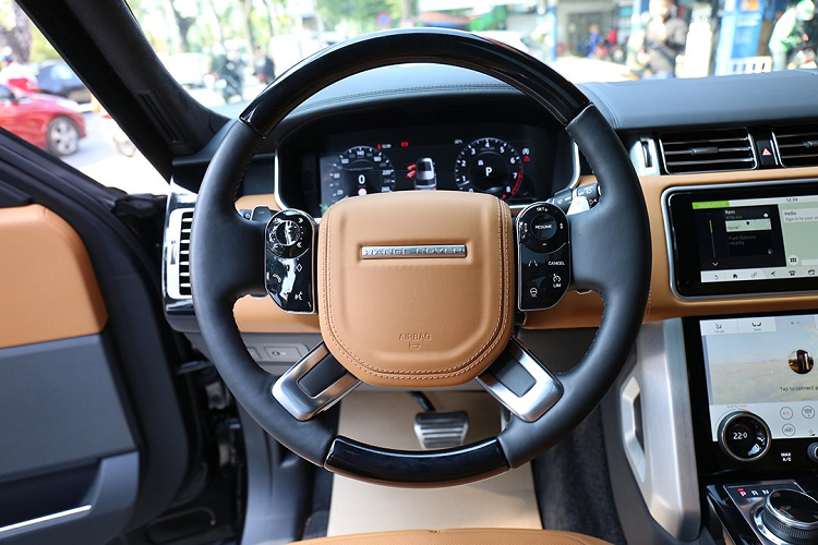 Hệ thống đèn Full-Led thông minh với đèn pha có các tính năng quen thuộc như tự động điều chỉnh độ cao, bật/tắt tự động hay chủ động điều chỉnh góc đánh lái khi vào cua... Đèn ban ngày của phiên bản cao cấp nhất dòng Range Rover cũng được tích hợp với thiết kế vòng quanh đèn pha khá phức tạp.