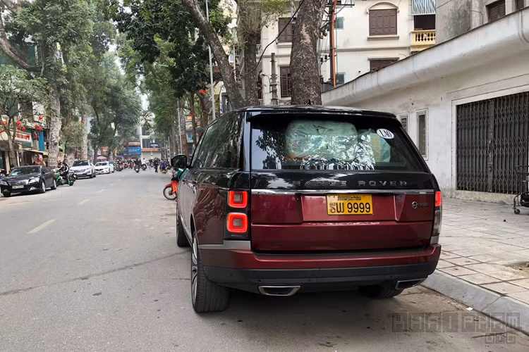 Chiếc Range Rover SV Autobiography LWB 2020 mang biển Lào tứ quý 9 này đã xuất hiện tại Hà Nội gây chú ý với những người yêu mến dòng xe siêu sang phiên bản cao cấp này. Mẫu SUV trục cơ sở kéo dài này có ngoại thất đen/đỏ thể thao và là đời mới nhất của Range Rover SV Autobiography LWB đang bán trên thị trường.