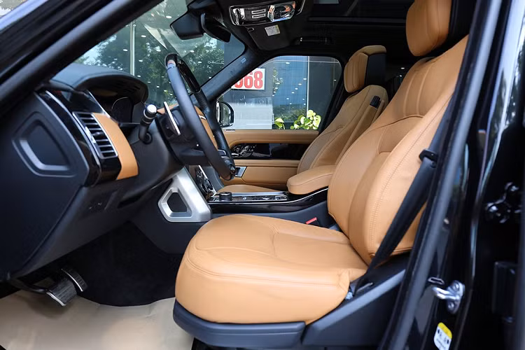 Đầu xe Range Rover SV Autobiography sở hữu bộ lưới tản nhiệt dạng mắt xích được thiết kế đan xen nhau cầu kỳ, so với bản cũ thì đây là điểm mới đã được tinh chỉnh lại giúp xe hiện đại hơn. Phần mui xe của chiếc SV Autobiography được sơn đen mang đến cảm giác khoẻ khoắn hơn và kéo dài sang đuôi xe.