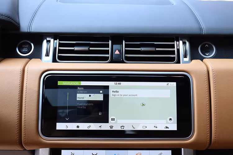 Theo tìm hiểu để chiếc Range Rover SV Autobiography LWB 2020 có 2 màu sơn đen/đỏ như trên thì chủ nhân sẽ phải sử dụng gói tuỳ chọn màu sơn ngoại thất với mức tiền phải bỏ ra là khoảng hơn 300 triệu đồng