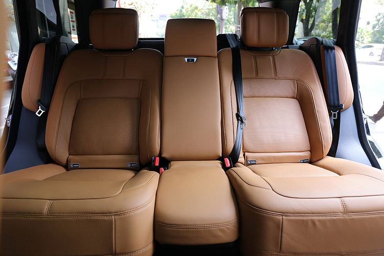 Thân xe có bộ mâm hợp kim nhôm đa chấu với kích thước 22 inch, gương chiếu hậu chống chói, tự động điều chỉnh/gập điện, camera quan sát và kết hợp đèn xi-nhan LED. Đuôi xe với thiết kế đèn LED quen thuộc chia thành 2 khối mang đến sự ấn tượng cho Range Rover SV Autobiography LWB 2020.