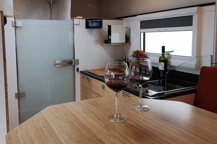 Bliss Mobil có kết hợp tính năng điều khiển điện tử với nút bấm vật chất làm dự phòng, trong khi các bộ cảm biến và thiết bị giám sát truyền động để bảo vệ xe. Hơn nữa, chiếc xe còn có tới ba hệ thống sưởi ấm khác nhau.