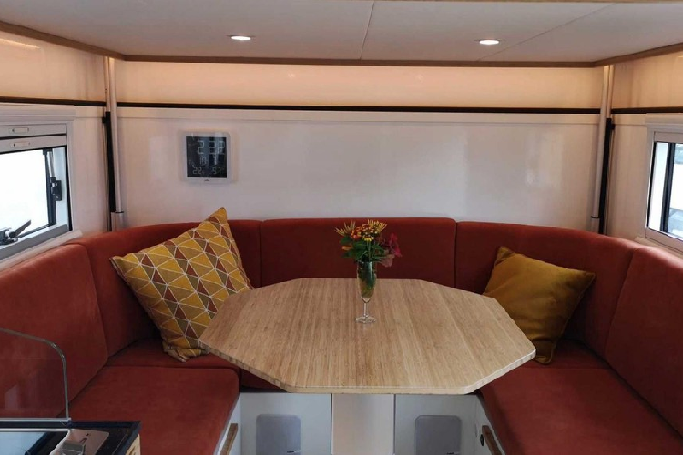 Trên mặt lý thuyết, buồng cắm trại này có thể lắp vừa trên nhiều dạng phương tiện, nhưng sự kết hợp từ xe cắm trại Bliss Mobil trông rất ấn tượng. Điểm nâng cấp lớn nhất là chuyển từ khung thép sang khung nhôm, giữ trọng lượng dưới 1.600 kg. Tuy nhiên, không gian nội thất mới thật sự là điểm đáng tiền bởi nó là một căn nhà thông minh trên bánh xe với cả tấn công nghệ bên trong.