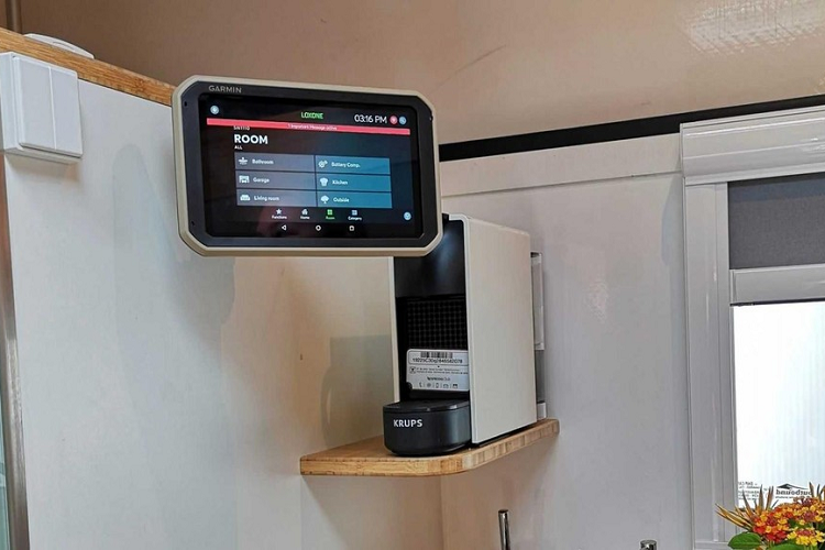 Cụ thể, không gian nội thất có trang bị tính năng kết nối điện thoại thông minh và một hệ thống điều hướng màn hình cảm ứng 7 inch Garmin Overlander mà có cài đặt nhiều thông tin hữu dụng đối với những người đi cắm trại, đồng thời nó còn có thể được chuyển dịch từ khu vực sinh hoạt sang khoang lái. Tính năng kết nối cho phép người dùng điều khiể từ xa và theo dõi các chỉ số ánh sáng, nhiệt độ, và nước trong xe.