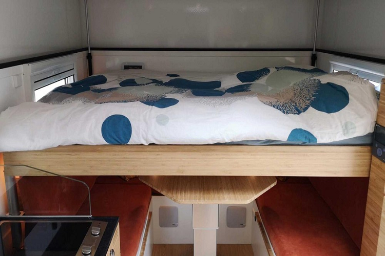 Ở bên trong, buồng cắm trại có chỗ ngủ cho 4 người. Ngoại trừ một giường lớn, Bliss Mobile có đặt một chiếc giường nâng ở phía trên khu vực ăn tối, và nó có thể chuyển đổi thành giường ngủ thứ hai. Gian bếp nhỏ bên cạnh khu vực ăn uống có bếp đôi, tủ lạnh và bồn rửa. Ngoài ra nó còn có phòng tắm ướt với vòi sen và nhà vệ sinh.