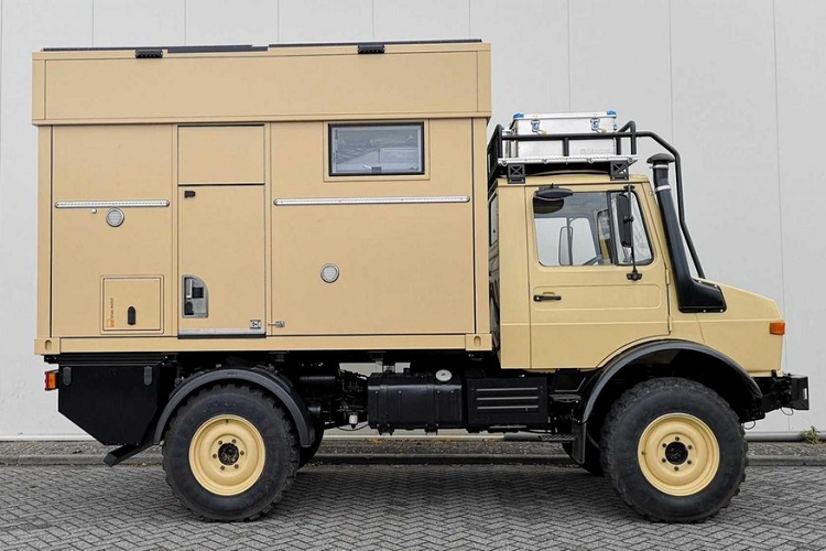 Thông thường, mô dun cắm trại của Bliss Mobil có chiều cao khoảng 3 mét, nhưng nó có thể mở cao phần nóc lên thêm khoảng nửa mét, cho phép một người cao 2 mét đứng thẳng lưng. Toàn bộ cỗ máy – bao gồm cả chiếc Unimog và mô dun cắm trại – mang trọng lượng gần 7,5 tấn. Giá xe Bliss Mobil từ 180.000 euro (trên 4,9 tỷ đồng).