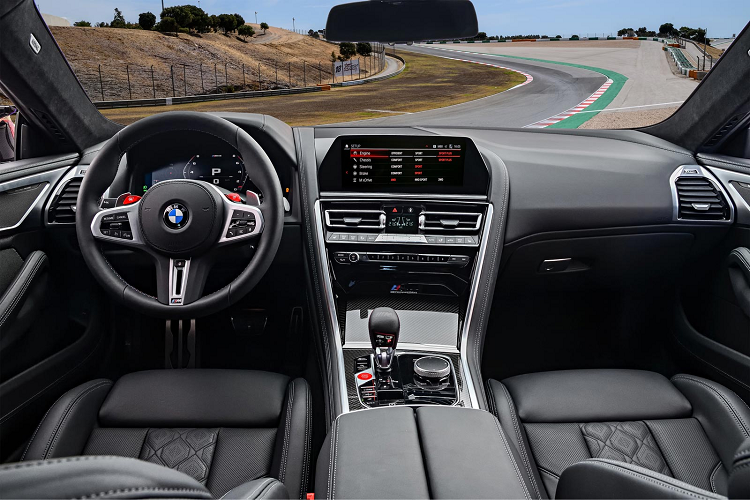 Phiên bản dành cho thị trường Việt Nam có mâm xe M 20 inch đa chấu (mã 813 M); khoang hành lý đóng/mở điện; viền cửa sổ màu đen bóng và lưới tản nhiệt màu đen bóng; và một số chi tiết ngoại thất dùng sợi carbon.