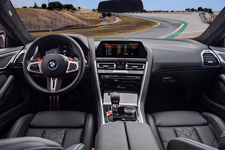 Phiên bản dành cho thị trường Việt Nam có mâm xe M 20 inch đa chấu (mã 813 M); khoang hành lý đóng/mở điện; viền cửa sổ màu đen bóng và lưới tản nhiệt màu đen bóng; và một số chi tiết ngoại thất dùng sợi carbon.