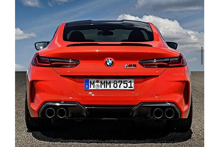 BMW M8 Competition 2020 mới có lưới tản nhiệt quả thận cỡ vừa, và được trang bị bộ bodykit M Sport, có thể dễ nhận ra hốc hút gió mở rộng phía trước và hốc thoát gió vòm bánh trước thiết kế lại. Cụm đèn chiếu sáng chính dùng công nghệ BMW Laserlight. Đèn hậu thanh mảnh có thiết kế tương tự một số mẫu BMW khác như 3-Series hay X6.