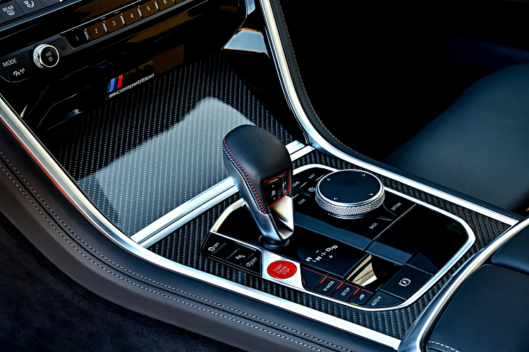 Nội thất cũng thể hiện nét đặc trưng của dòng M với ghế thể thao ôm người cùng vô-lăng 3 chấu M. Xe được bố trí 4 chỗ ngồi, dạng 2 2. Ghế ngồi bọc da Merino và nhiều chi tiết trong nội thất ốp sợi carbon. Một số trang bị hiện đại đáng chú ý khác trong xe là đồng hồ kỹ thuật số 12,3 inch, màn hình 10,25 inch, điều hòa tự động 2 vùng, hệ thống loa Bower &amp; Wilkins Diamond 16 loa,…