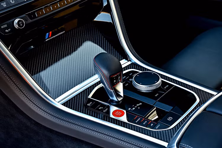 Nội thất cũng thể hiện nét đặc trưng của dòng M với ghế thể thao ôm người cùng vô-lăng 3 chấu M. Xe được bố trí 4 chỗ ngồi, dạng 2 2. Ghế ngồi bọc da Merino và nhiều chi tiết trong nội thất ốp sợi carbon. Một số trang bị hiện đại đáng chú ý khác trong xe là đồng hồ kỹ thuật số 12,3 inch, màn hình 10,25 inch, điều hòa tự động 2 vùng, hệ thống loa Bower &amp; Wilkins Diamond 16 loa,…