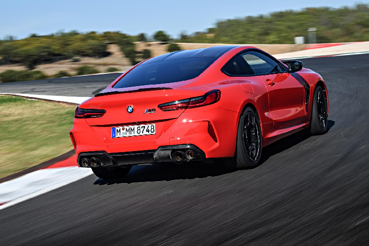 BMW 8-Series 2020 là dòng xe hoàn toàn mới của hãng xe xứ Bavaria trong năm 2019. Đây là dòng xe thể thao có kích thước khá lớn, lớn hơn hẳn “đàn em” 6-Series. Chiếc BMW M8 Competition có chiều dài 4.867 mm, chiều rộng 1.907 mm và chiều cao 1.362 mm. Trục cơ sở 2.827 mm. Khối lượng khô của xe là 1.960 kg. Xe được phát triển trên nền tảng CLAR mới nhất của BMW.