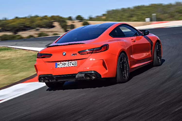 BMW 8-Series 2020 là dòng xe hoàn toàn mới của hãng xe xứ Bavaria trong năm 2019. Đây là dòng xe thể thao có kích thước khá lớn, lớn hơn hẳn “đàn em” 6-Series. Chiếc BMW M8 Competition có chiều dài 4.867 mm, chiều rộng 1.907 mm và chiều cao 1.362 mm. Trục cơ sở 2.827 mm. Khối lượng khô của xe là 1.960 kg. Xe được phát triển trên nền tảng CLAR mới nhất của BMW.