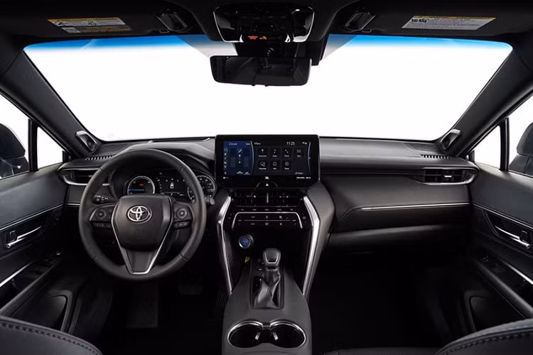 Dù vậy, bản thân cái tên Harrier/ Venza đã là 1 bảo chứng cho chất lượng. Bởi mẫu xe này có tiền thân là chiếc Lexus RX hiện nay. Và dù qua nhiều sự kiện, Harrier và Lexus RX đã không còn chia sẻ chung khung gầm nữa, nhưng thiết kế và cảm giác 2 xe đem lại vẫn có chút liên quan. Chiếc Toyota Harrier đã bán được 680.000 xe chỉ tính riêng tại Nhật.