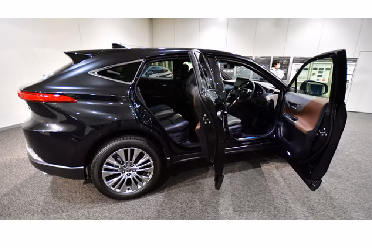 Tuy nhiên, lượng đơn đặt hàng Toyota Harrier/Venza thế hệ mới vừa được công bố vượt xa tưởng tượng của nhiều người, thậm chí đối với bản thân hãng xe Nhật. Tại thời điểm ra mắt, Toyota kỳ vọng Harrier sẽ nhận được 3.100 đơn đặt hàng. Nhưng không, con số thực tế gấp 15 lần chỉ tiêu, tương đương 45.000 đơn đặt hàng.