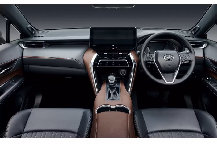 Hãng xe Nhật có lý do của mình khi chỉ đặt chỉ tiêu khoảng 3.100 xe. Do Harrier ra mắt vào thời điểm đại dịch và các khách hàng có xu hướng khó tính hơn trong việc mua xe. Ngoài ra, tại thị trường Nhật Bản, những mẫu Kei-car với thiết kế vuông vức mới thật sự là vua doanh số chứ không phải 1 dòng crossover như Harrier/Venza.