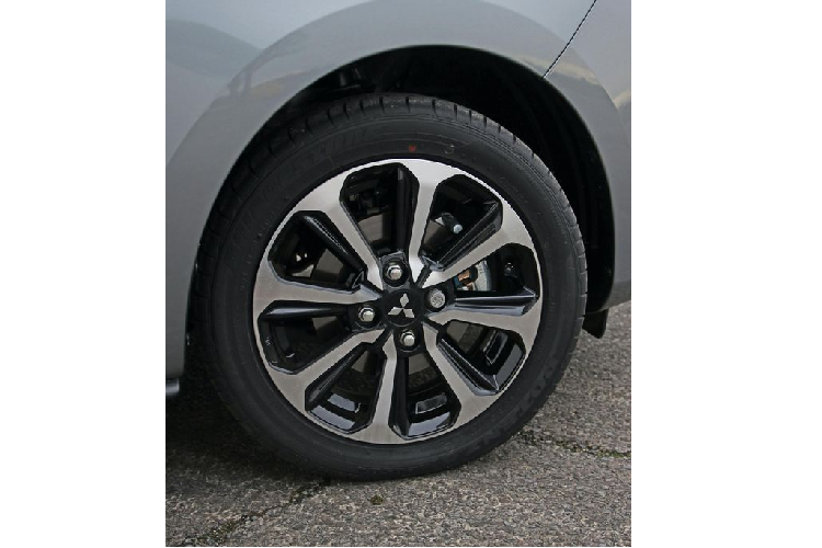 Ngoài ra xe còn sở hữu hệ thống màn hình Smartphone Display Audio (SDA) kích thước 6,5-inch với kết nối Apple CarPlay, Android Auto, Bluetooth và định vị vệ tinh. 