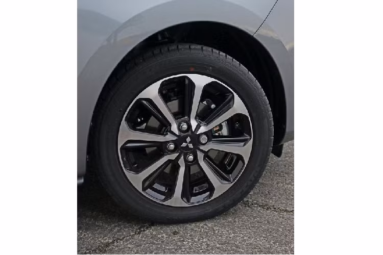 Ngoài ra xe còn sở hữu hệ thống màn hình Smartphone Display Audio (SDA) kích thước 6,5-inch với kết nối Apple CarPlay, Android Auto, Bluetooth và định vị vệ tinh. 